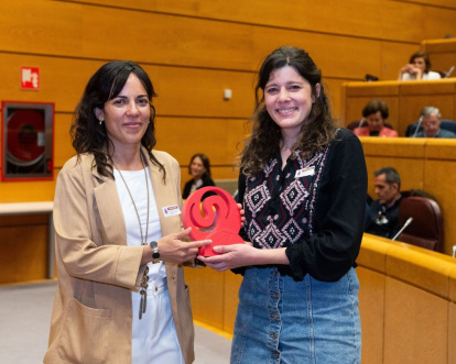 Esther recogiendo el galardón en el Senado.