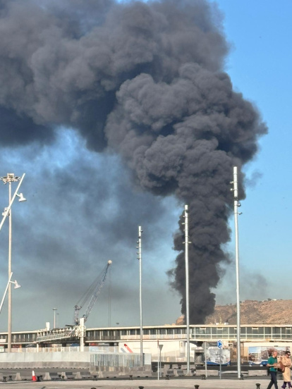 Densa columna de humo en el Puerto de Almería