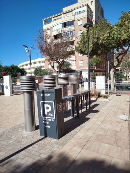 Aparcabicis puesto en marcha en la entrada del museo