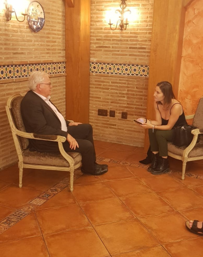 Escena de la entrevista a Brian Schmidt.