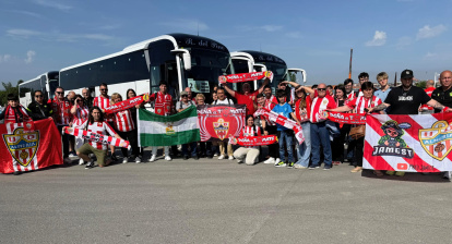 Los más fieles del Almería no podían imaginar un Almería como el de Gijón.