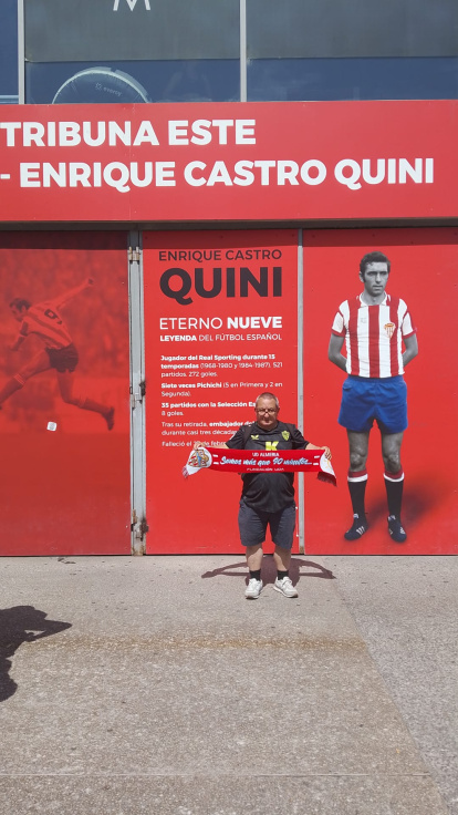 Luis Salinas Iguiño 'Pirri' posando ante el mítico Quini.
