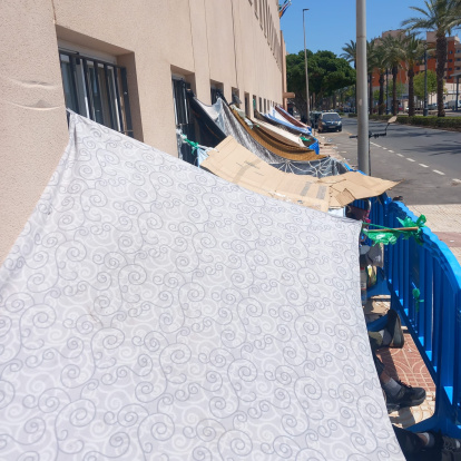 La cola de inmigrantes que durmieron en la calle de cara a la regularización de inmigrantes en Roquetas de Mar.