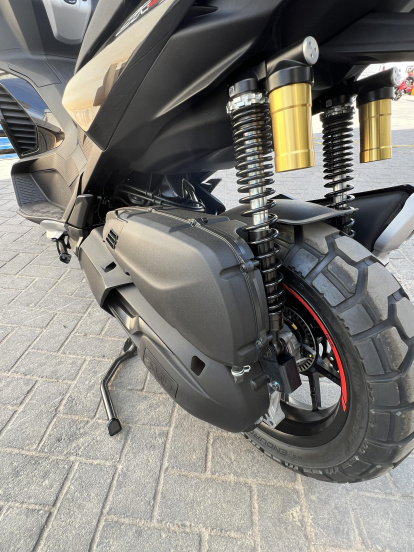 Lleva motor monocilíndrico de 399 cc, un propulsor contrastado que desarrolla 36 CV a 7.500 rpm y un par motor de 37,7 Nm a 5.700 rpm.