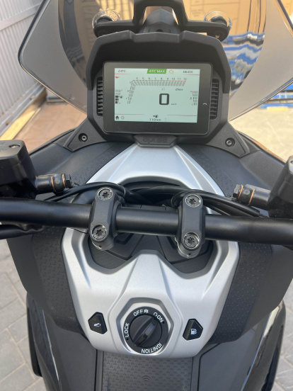 Toda la información se muestra en una pantalla TFT a color de 5 pulgadas.