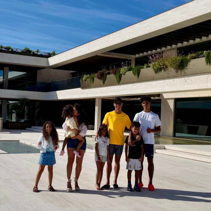Cristiano Ronaldo con la familia antes de salir para el Mundial.