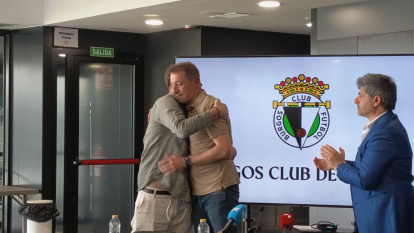 Michu y Ramis se abrazan ante la atenta mirada del presidente del Burgos.