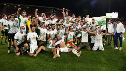 El Elche celebraba el ascenso en Girona en 2020 sin público por la pandemia.