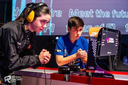 El encargado de realizar la carrera de Nitro Dash Racing en plena competición.