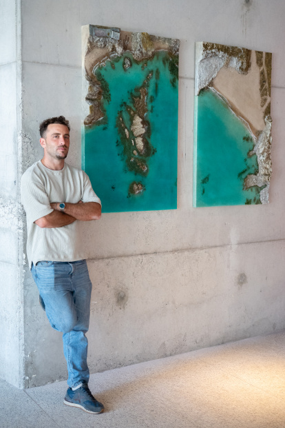 Álvaro Varela (Litoris Pictor), junto a sus otras obras ya instaladas en la sede de Cajamar.
