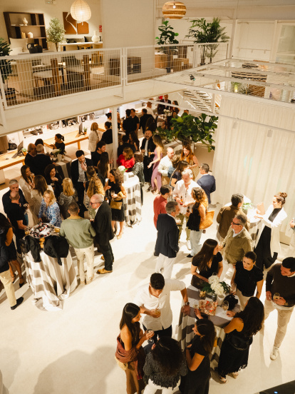 Profesionales, colaboradores y amigos acudieron a la inauguración.