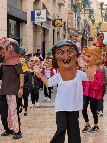 Así se vivió el Desfile de Gigantes y Cabezudos en Vera.