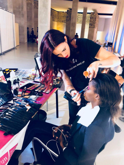 Vicky Zoyo maquillando para un evento.