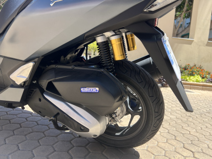 Lleva un monocilíndrico de 125 cc refrigerado por líquido que desarrolla 12,5 CV de potencia.