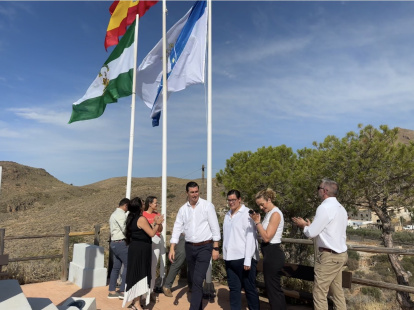 Izado de bandera en Cerrico Redondo.