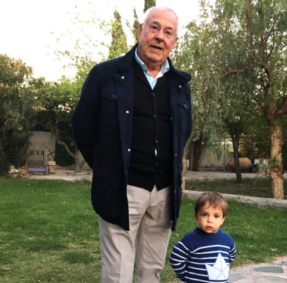 Antonio Fernández y su nieto.