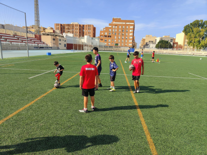Los chicos y chicas disfrutan del fútbol en verano gracias al Campus EDA.