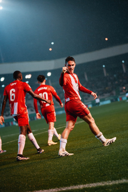 Sergio Arribas celebrando goles que valen mucho dinero.