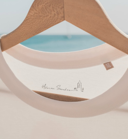 Detalle de la 'camisetica Almería'.