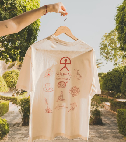 Parte trasera de la 'camisetica Almería'.