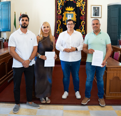 Convenio firmado entre el Ayuntamiento de Níjar y Autocares Bernardo.