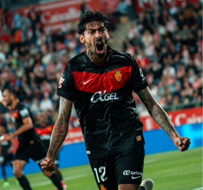 Samú Costa celebra un gol con el Mallorca.