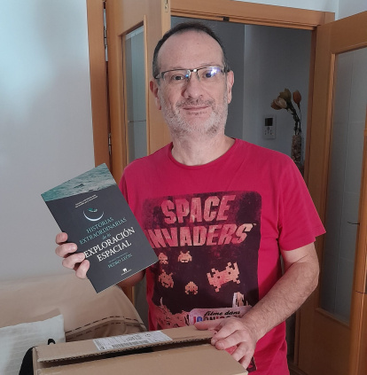 El divulgador cordobés Pedro León posa con su libro.