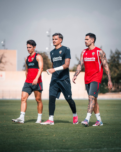 Sergio Arribas y Miguel caminando junto a Bruno Iribarne.