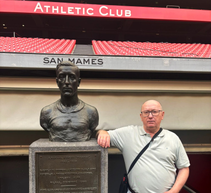 Zapata junto al busto de Pichichi, legendario delantero del Athletic.