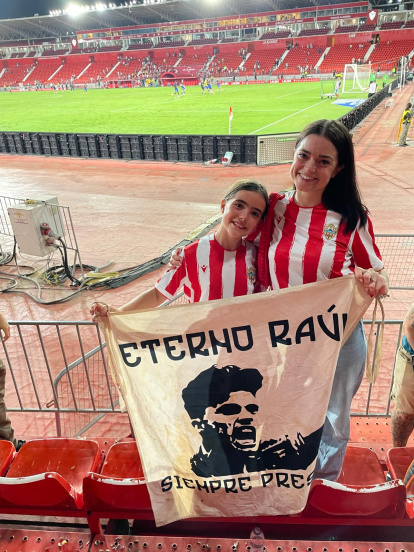 La pequeña Daniela y Alba, con la pancarta de