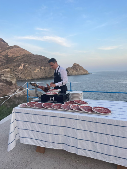 Un momento de la celebración del 40 cumpleaños de Alberto García Maturana en Cala Higuera