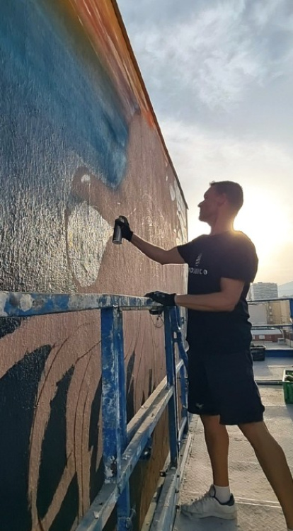 Trabajando en el mural.