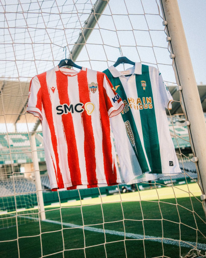 Las camisetas de los equipos colgadas en la portería del Arcángel.