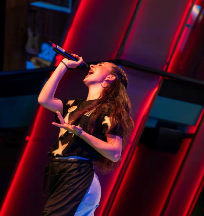 Elena Guirau durante una actuación en Popstars.