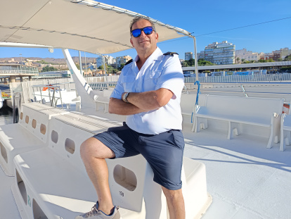 Oswaldo en la cubierta superior del catamarán turístico.