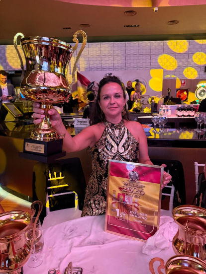 Eloisa Ramírez con uno de sus trofeos del WULOP 2026.
