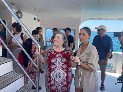 La Asociación Amigos del Azheimer de Almería, de paseo por la embarcación.