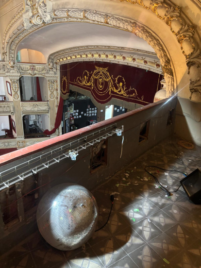 Un paseo por el Cervantes antes de su rehabilitación: así está el histórico teatro de Almería, en imágenes