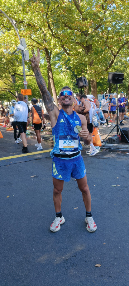 La alegría de Eloy Ramos tras terminar la maratón de Berlín.