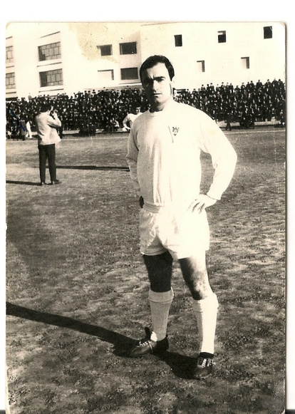 Miguelín vestido de blanco con el Hispania que cambió los colores al medirse al Almería.