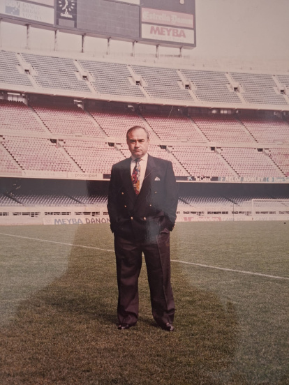 En uno de sus viajes a Barcelona visitando el Camp Nou.