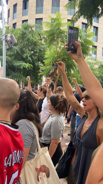Momento en el que se han levantado las llaves como protesta.