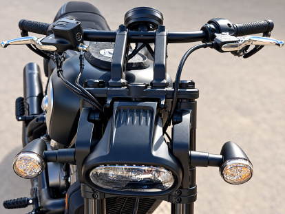 El cambio automático de la SRV 600 V4 facilita la conducción y refuerza el carácter innovador de esta particular custom.