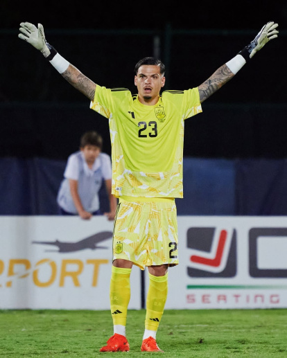 Bruno levanta los brazos tras la goleada en San Marino.