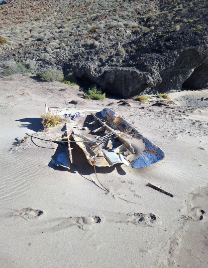 Restos de una embarcación en Cala Chica.