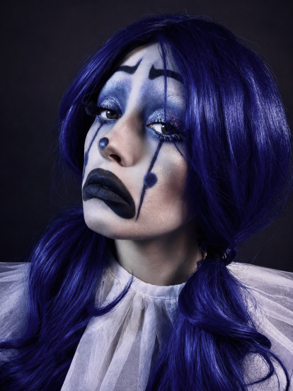 Maquillaje de Laura Parra: un payaso oscuro que representa emociones negativas.