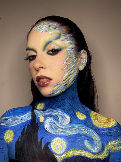 Maquillaje de Laura Parra inspirado en La noche estrellada, de Vincent van Gogh.