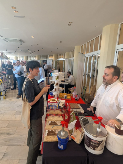 Degustación de productos en la presentación del cartel del I Concurso de Roscones de Reyes de Almería.