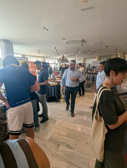 Degustación de productos en la presentación del cartel del I Concurso de Roscones de Reyes de Almería.