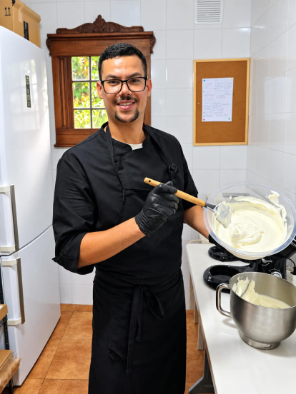 Icham elaborando algunos de sus primeros postres a domicilio en Adra.